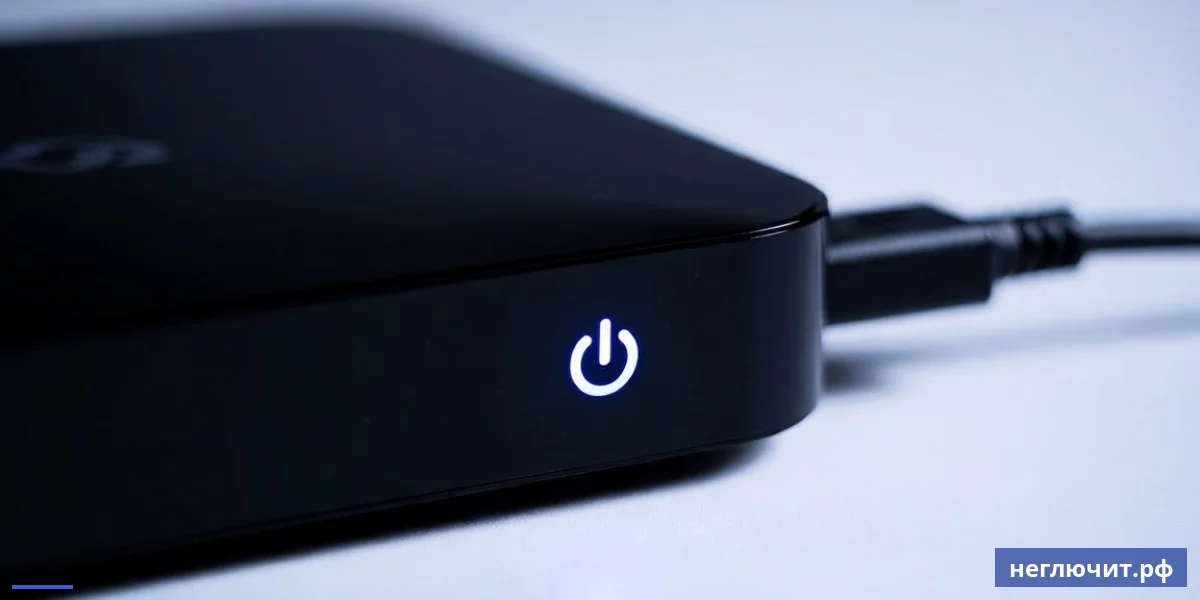 Крупный план ТВ-приставки с горящим индикатором питания и подключённым HDMI кабелем