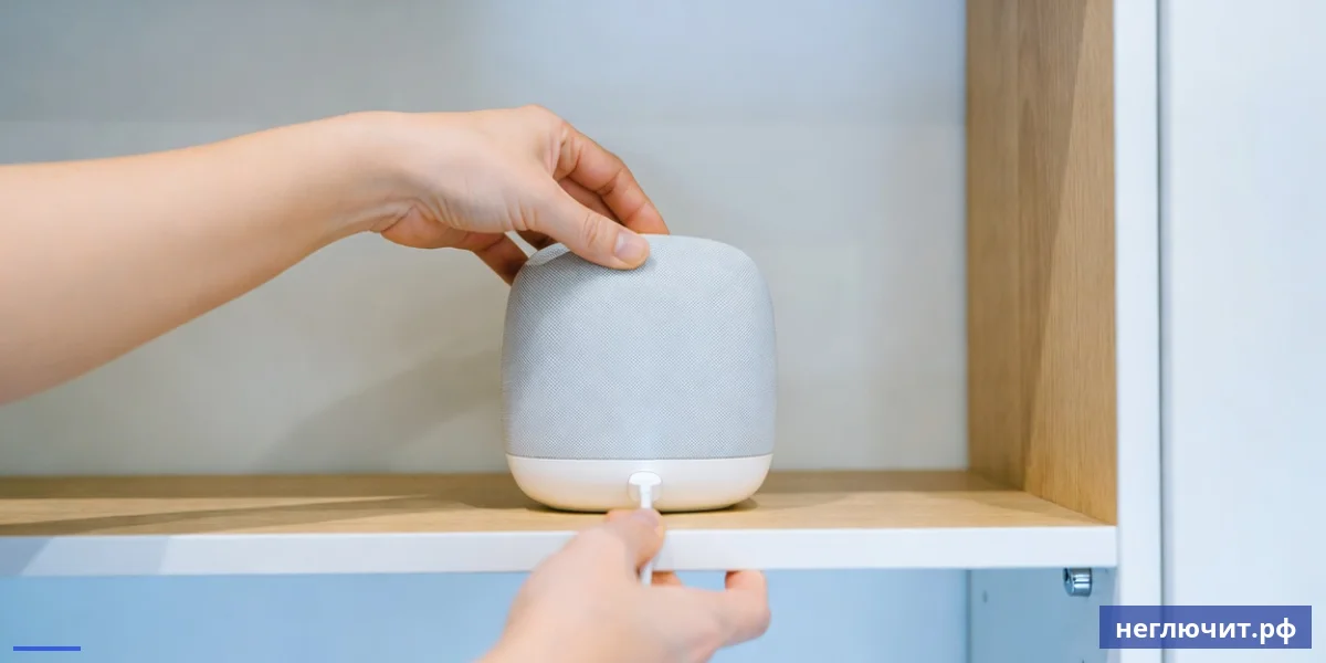 Установка Mesh точки доступа на полку в современной гостиной