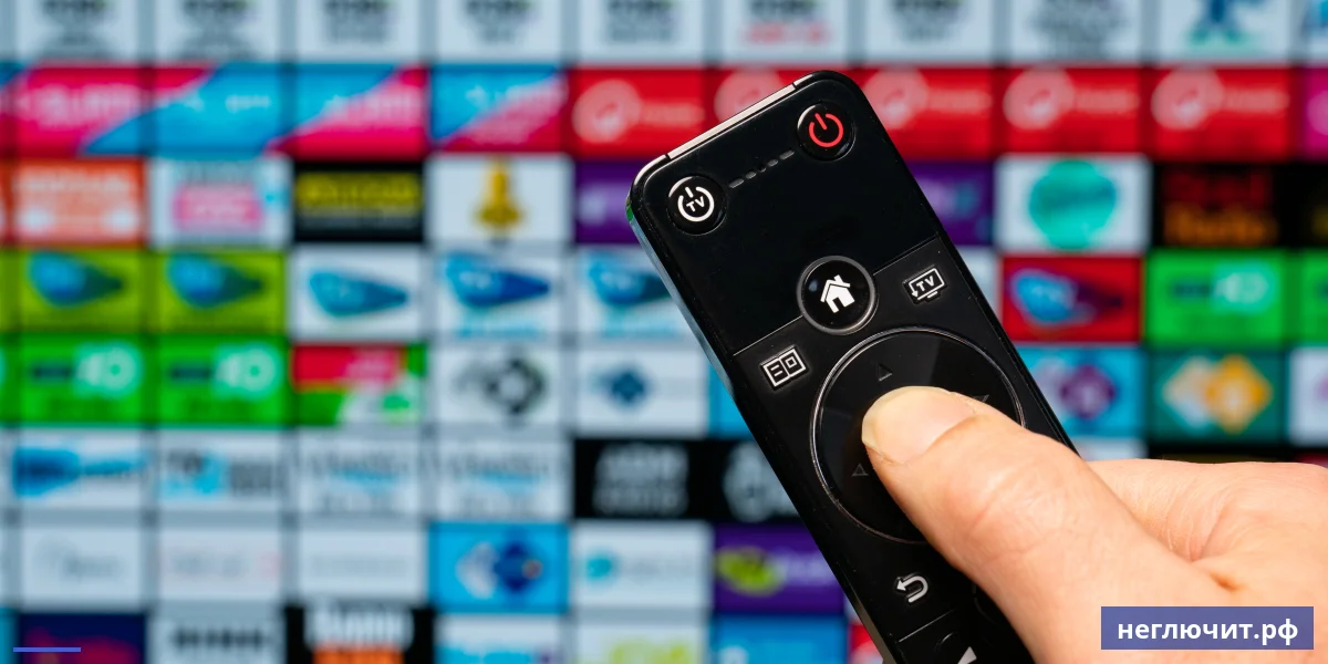Руки настраивают Android TV приставку пультом с домашним меню на экране