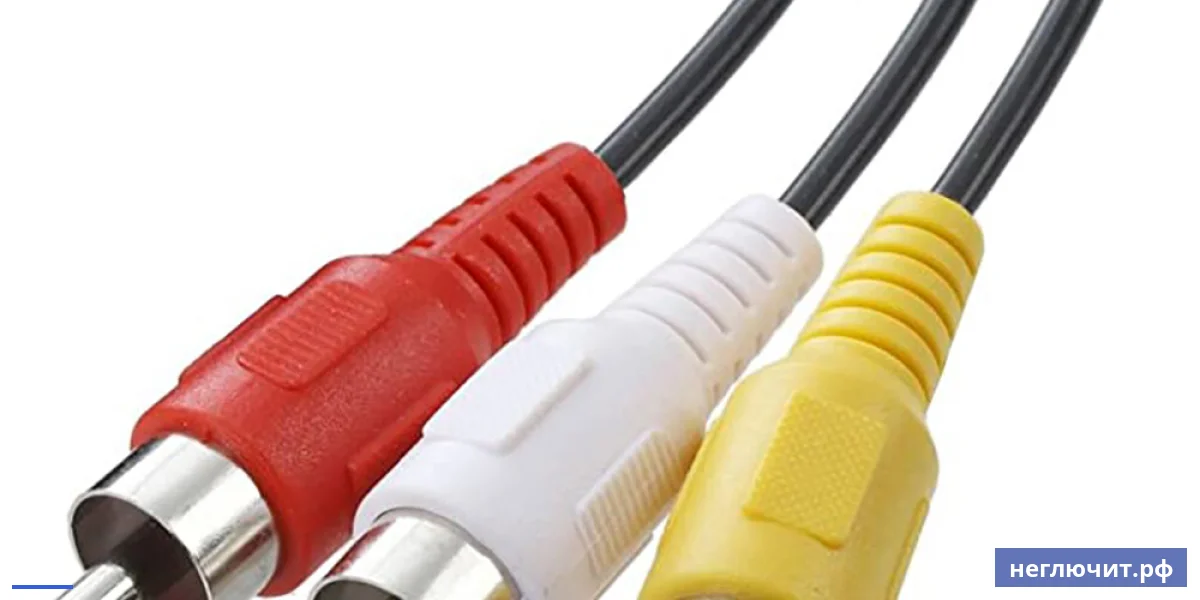 Крупный план тюльпанов RCA и переходника SCART для подключения приставки