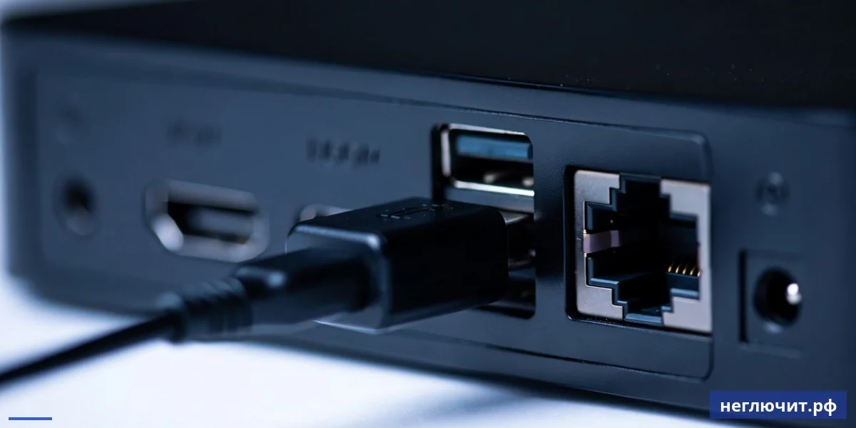 Крупный план задней панели ТВ-приставки с USB-портом, Ethernet и подключённым USB Wi-Fi адаптером