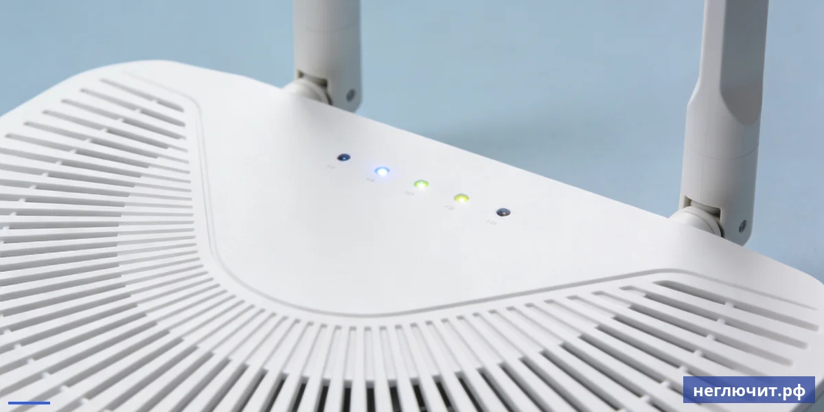 Крупный план современного Wi-Fi роутера с LED-индикаторами — диагностика сетевого оборудования