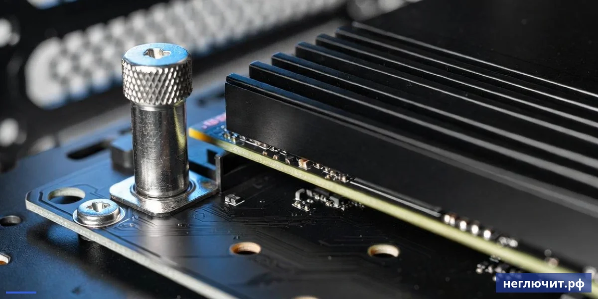 Установка M.2 NVMe SSD в слот материнской платы под углом 30 градусов — макро