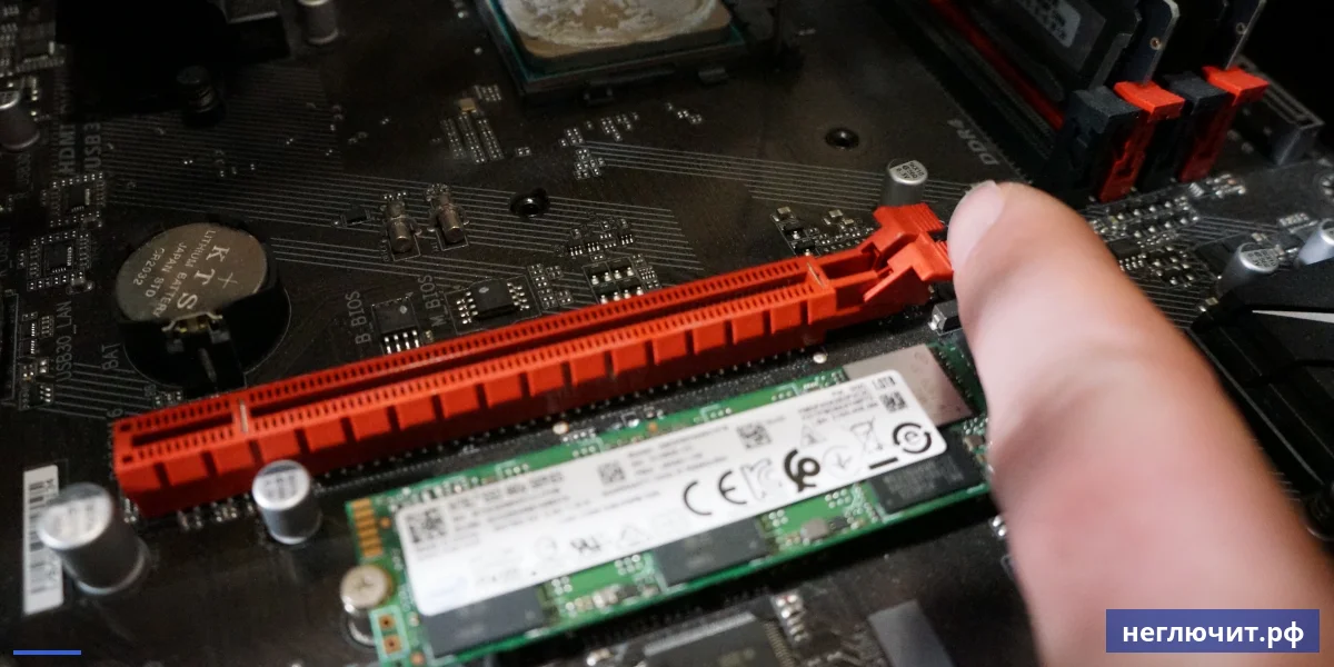 Макро золотых контактов PCIe x16 видеокарты при установке в слот материнской платы