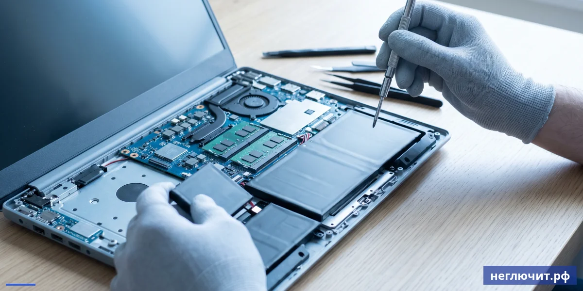 Мастер заменяет аккумулятор в разобранном бюджетном ноутбуке Xiaomi или Honor MagicBook