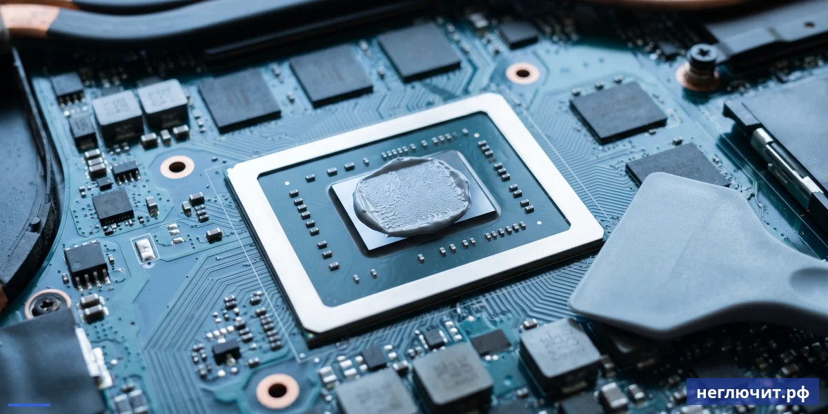 Свежая термопаста на GPU чипе материнской платы игрового ноутбука перед установкой кулера