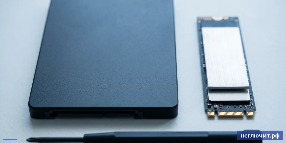 Макро 2.5-дюймового SATA SSD рядом с M.2 NVMe SSD — наглядное сравнение поколений накопителей